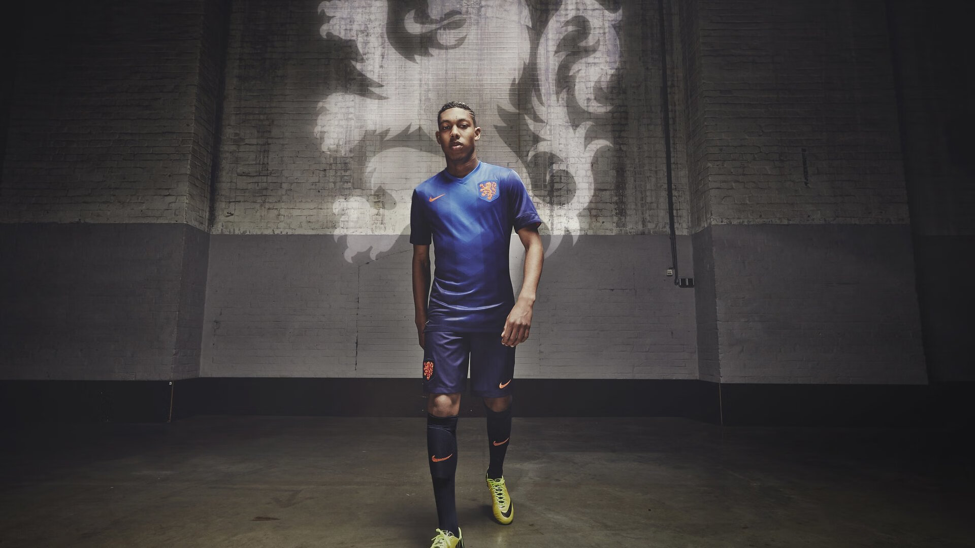 “彭尤蝶泳挑战世界纪录，中国泳坛新力量崛起”